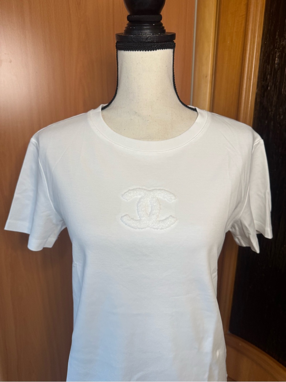 CHANEL White Short-Sleeve Embroidered CC Teesz M